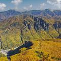 【一度は見たい紅葉百景】大いなる大雪山系が「日本一早い紅葉」に染まる　層雲峡（1）