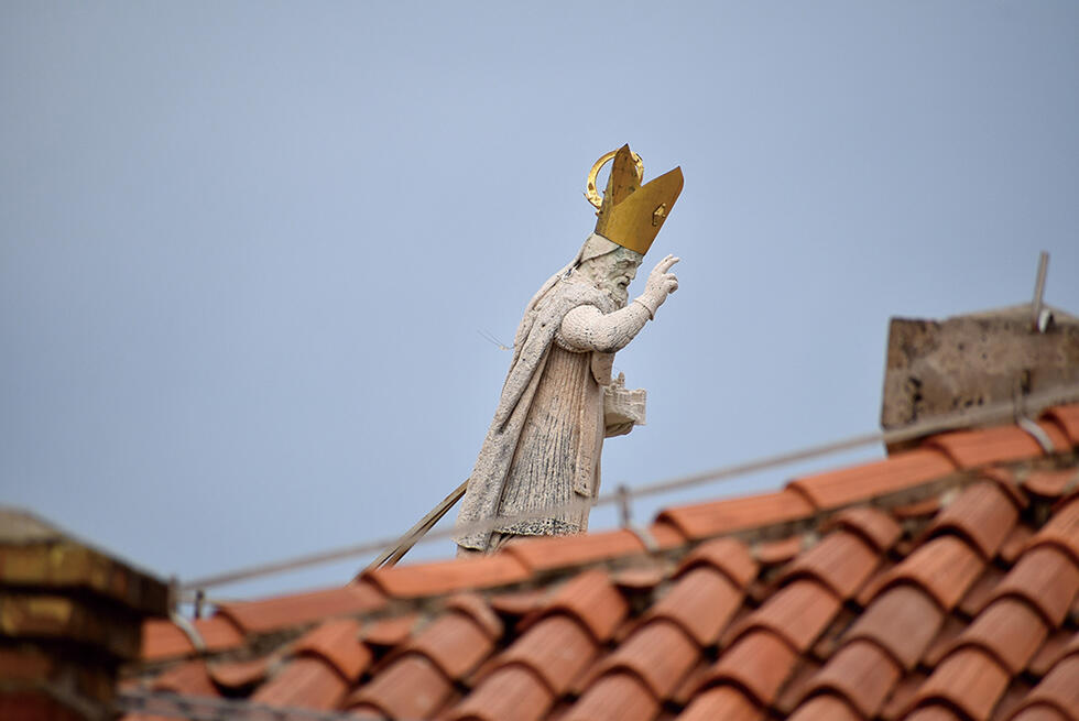 街を歩いていると、建物の屋根の上に聖人像が姿を現すことも。これはドゥブロヴニクの守護聖人聖ヴロホの像
