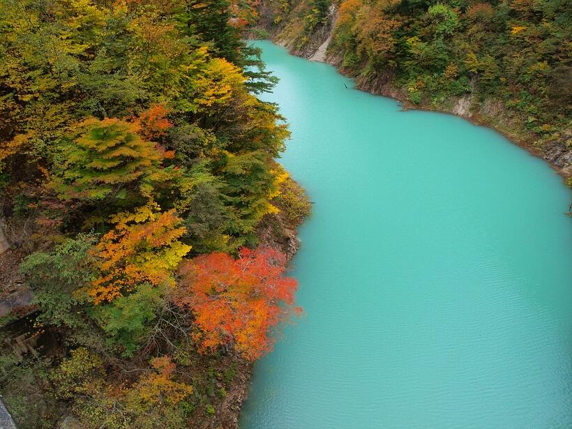 山々の紅葉とエメラルドグリーン色の水面の対比が美しい高瀬渓谷