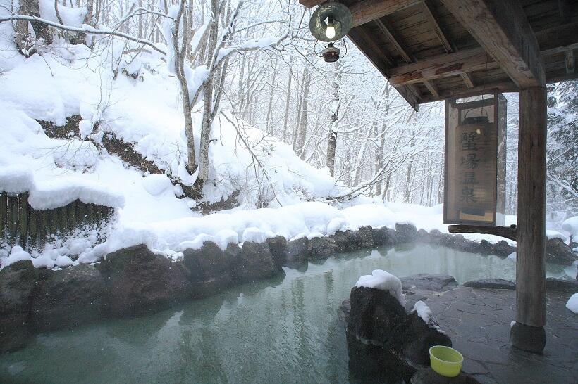  “雪の滝”が迎える乳頭温泉郷で秘湯巡り（１）