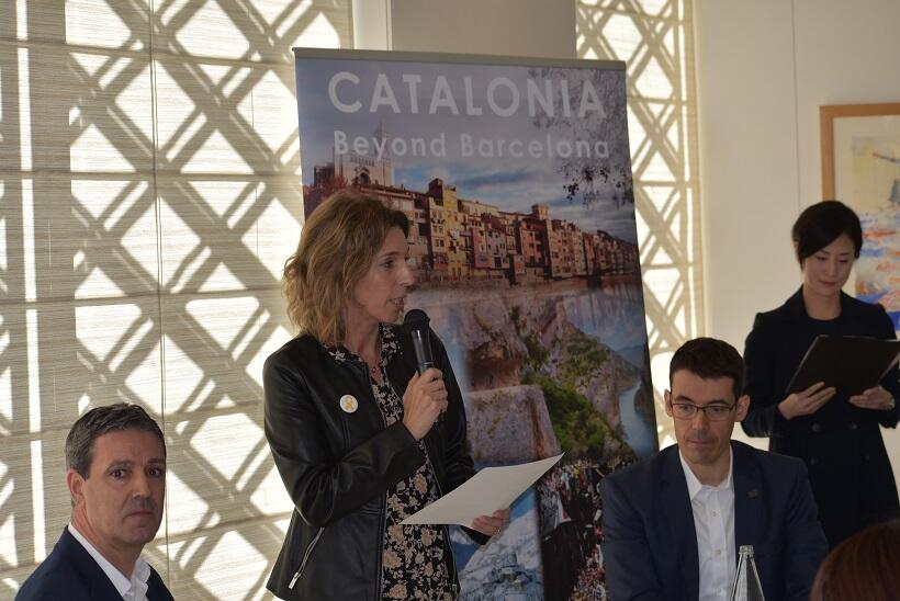 マイクを手にしてＶＲゲームについて説明するカタルーニャ州政府企業知識省大臣のアンジェルス・チャコン氏