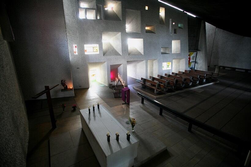 フランス東部ロンシャンの礼拝堂、大胆なデザインの中の静けさ。ル