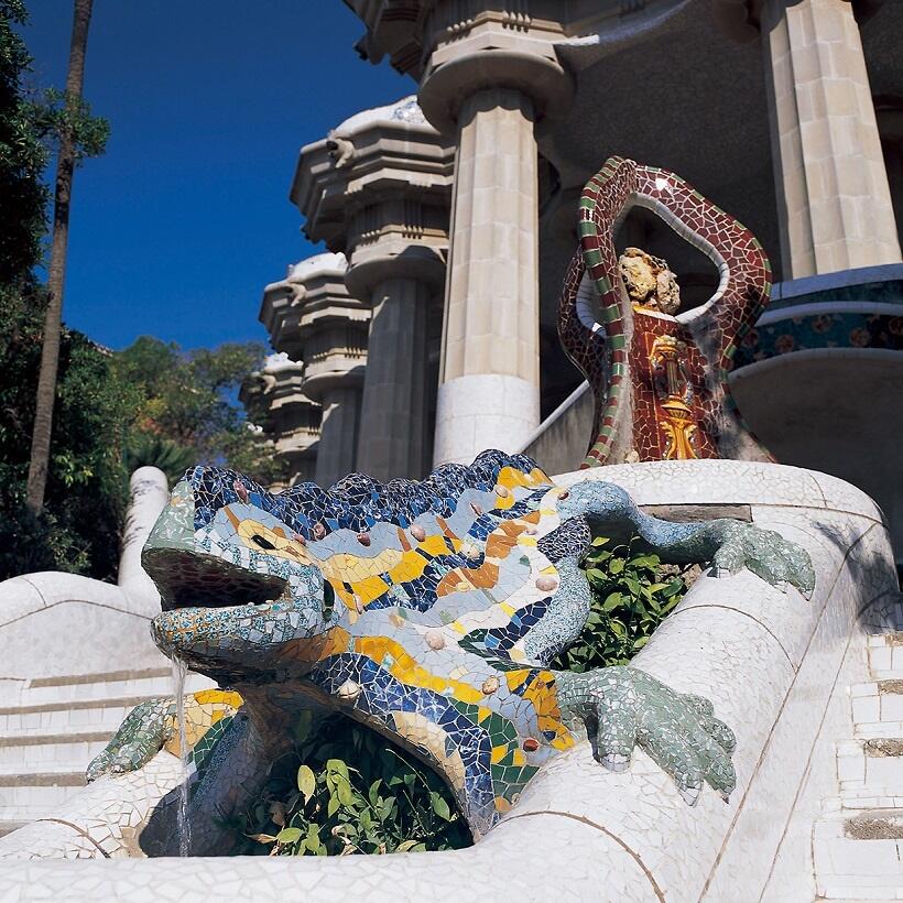 大階段のシンボル的存在のトカゲ像（写真／スペイン政府観光局）