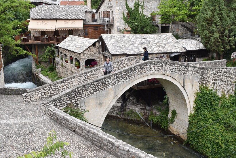 モスタルの街で見つけた「スターリ・モスト」のミニチュア版ともいうべき橋