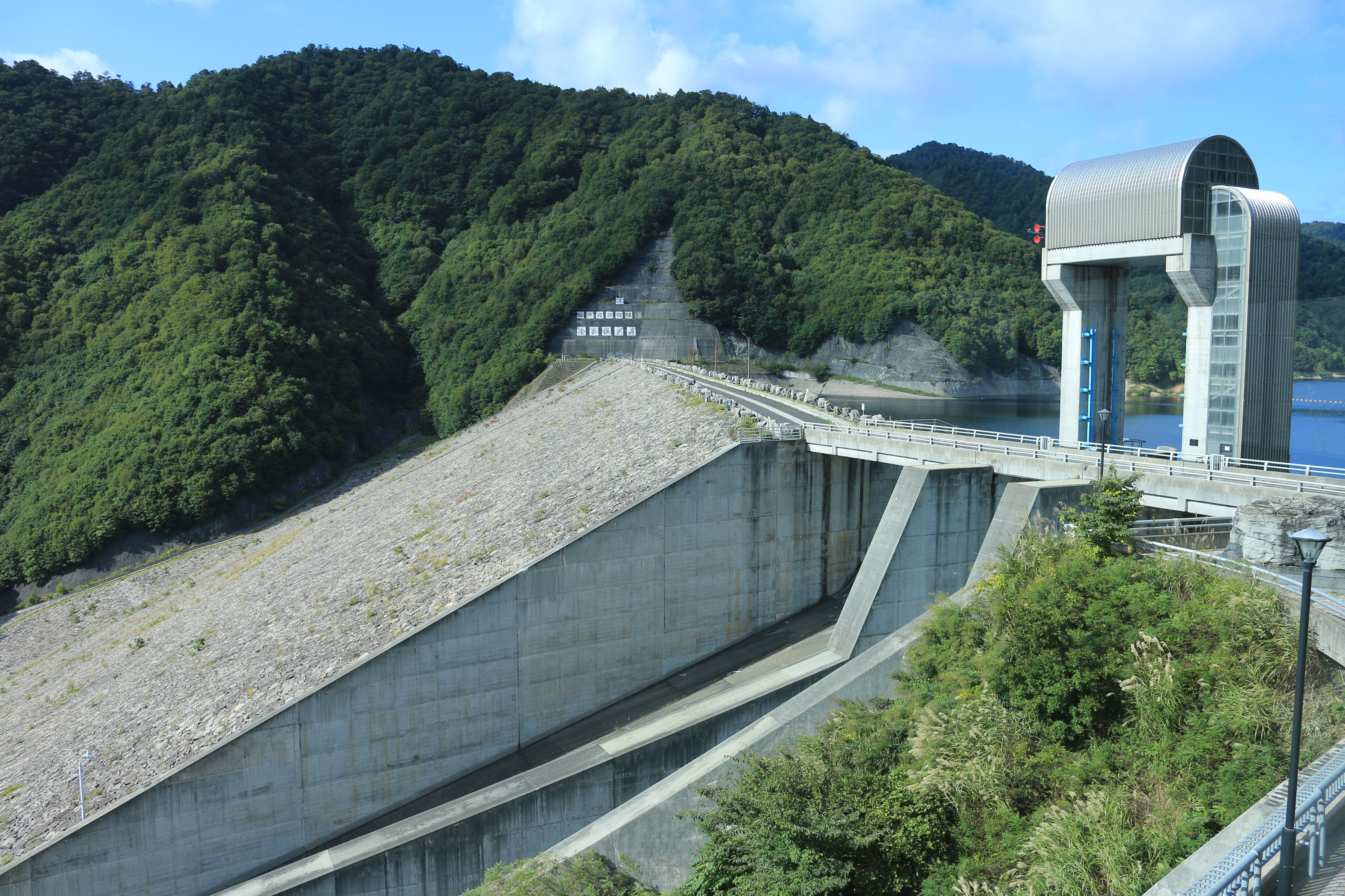 防災資料館から奈良俣ダムの斜面とダム湖を見渡せる