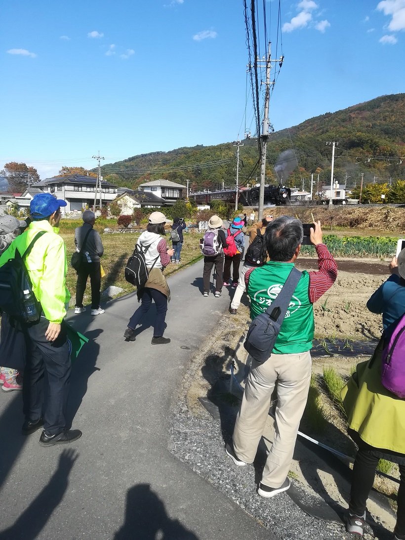 道の駅と連携した散策会の様子（秩父）