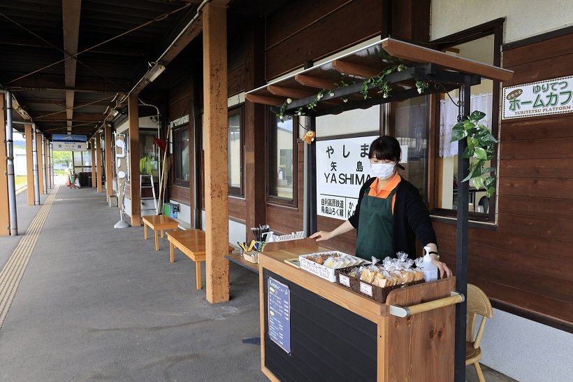 週末、矢島駅のホームにはゆりてつホームカフェがオープン