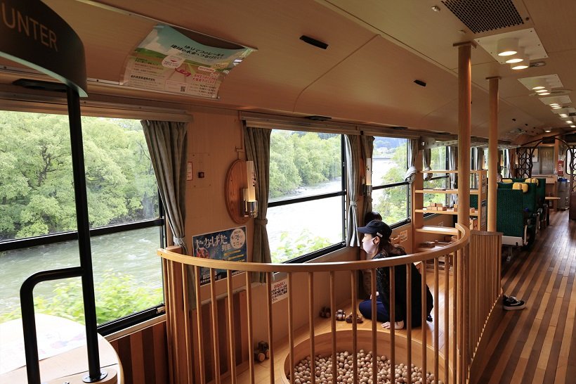 鳥海おもちゃ列車「なかよしこよし」の車内は秋田県産の木材を使用。車内に木のおもちゃもある
