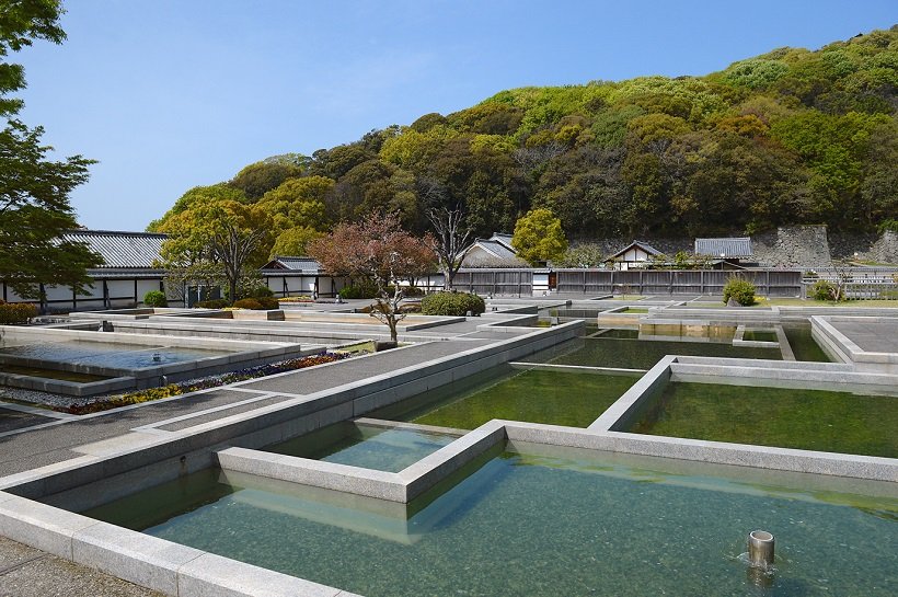 昔の部屋の間取りを水や砂利、芝生などを用いて表現した松山城二之丸史跡庭園