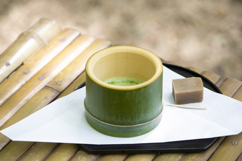 竹器で立てた抹茶は農場産の栗のお菓子付きで７５０円。竹器は持ち帰れる