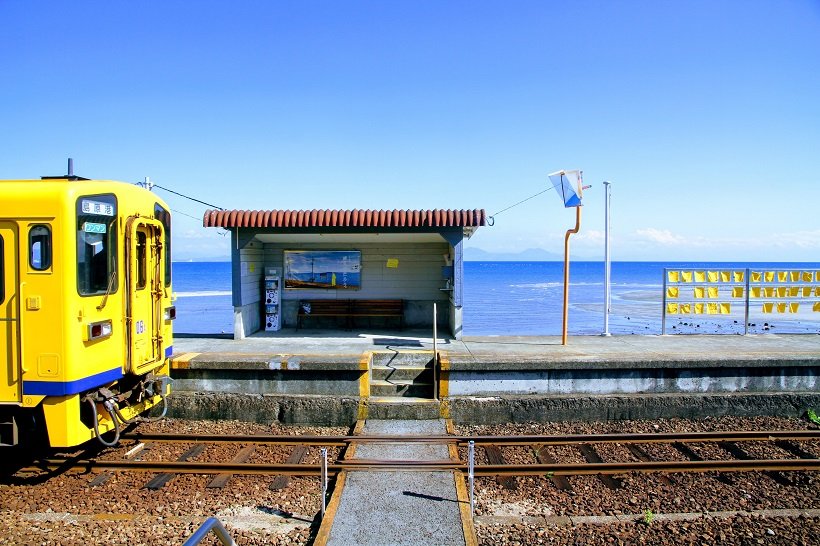 島原鉄道の黄色い列車で、海の見える駅へ