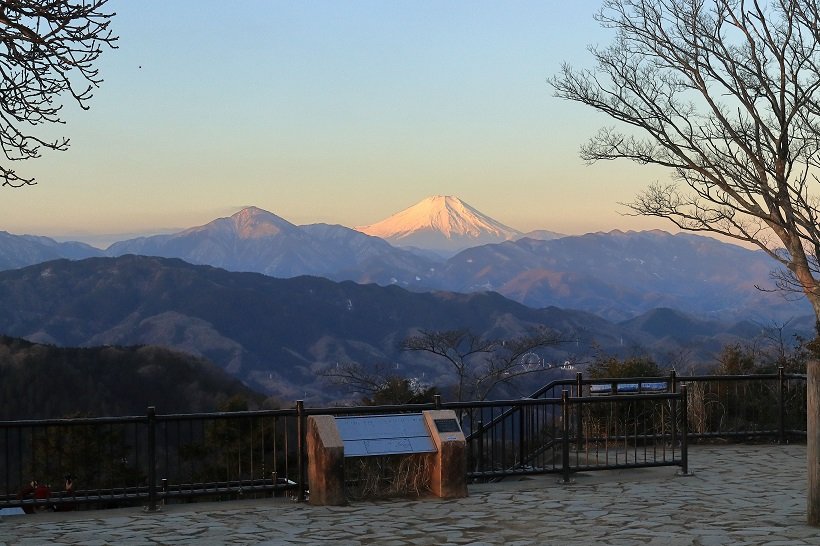 高尾山で朝焼けの富士山を望む（1）