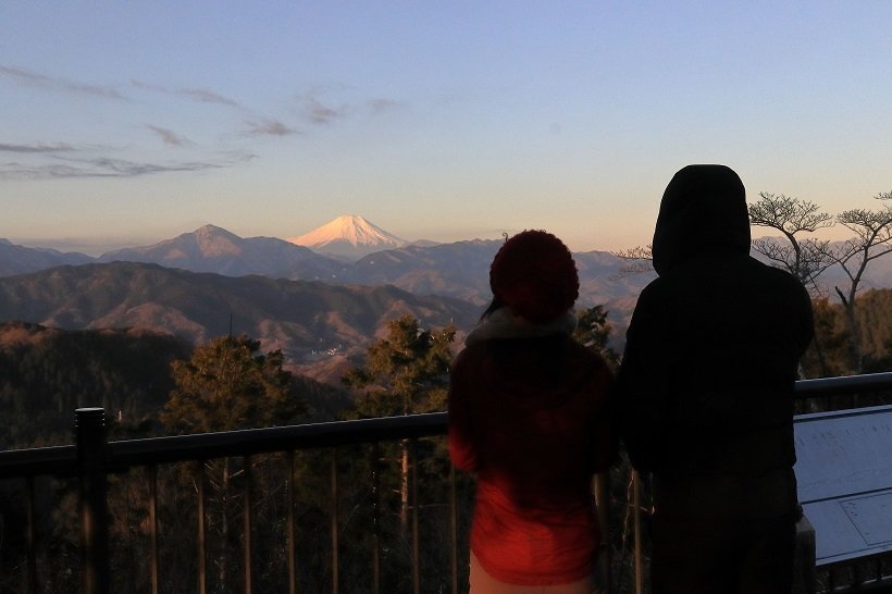高尾山で朝焼けの富士山を望む（2）