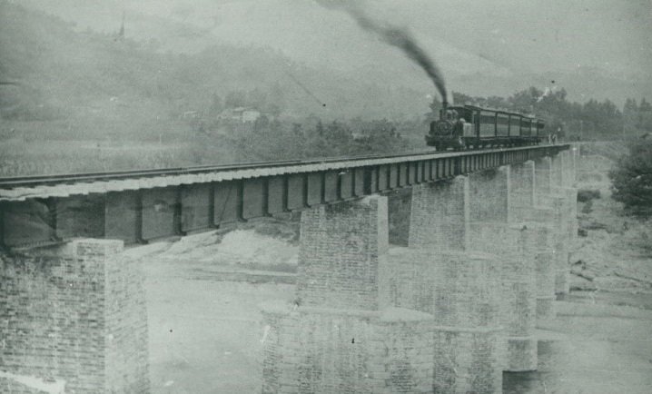 荒川橋梁を渡る蒸気機関車