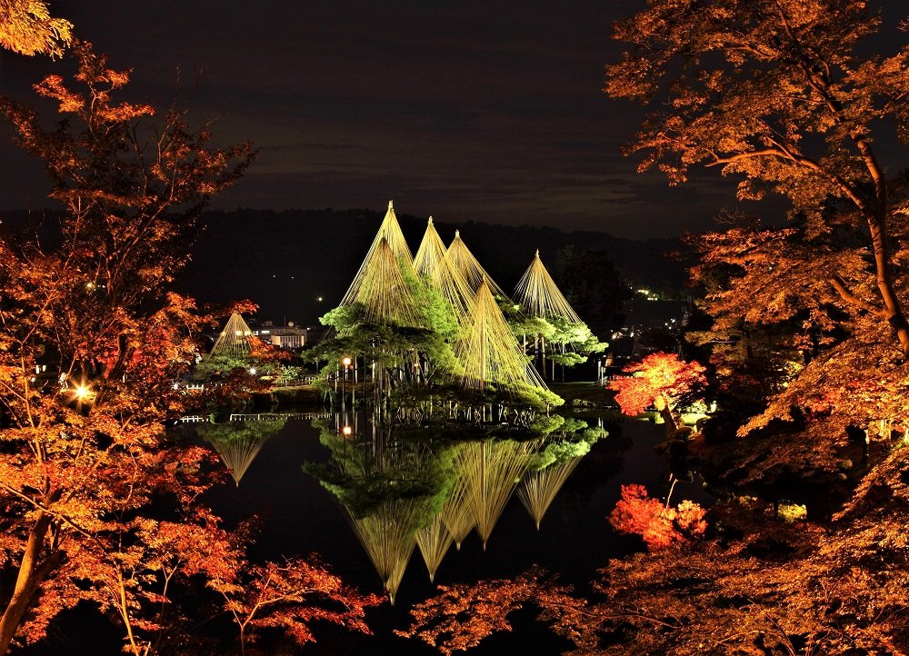 秋の夜に浮かび上がる兼六園、金沢城