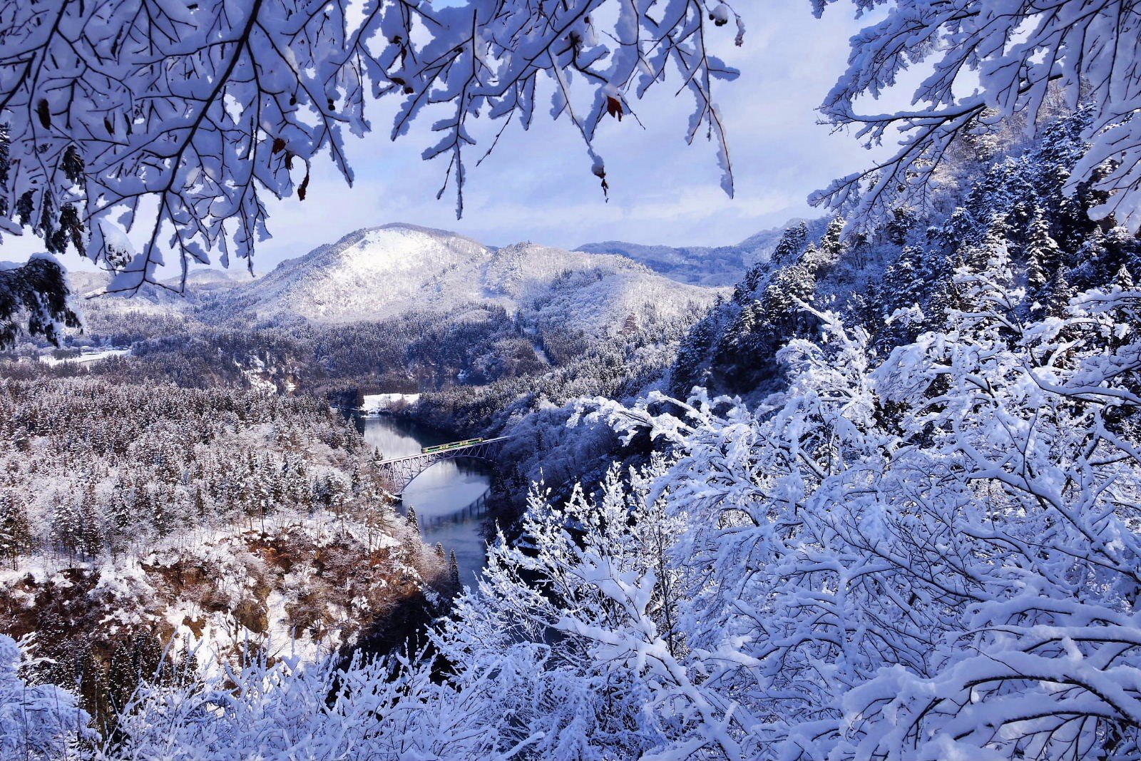 【愛しの冬列車】奥会津郷土写真家・星 賢孝が撮った只見線「超絶の絶景」