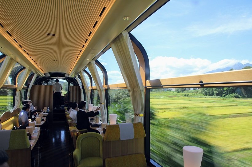 極上の景色と食事を楽しむ観光列車「えちごトキめきリゾート雪月花」