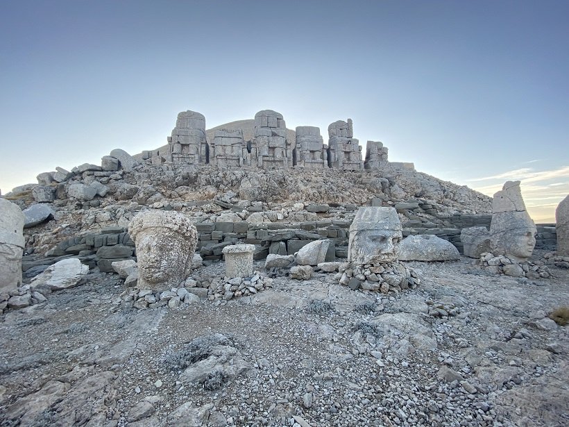 ネムルート山の頂に並ぶ巨大な首像の不思議－トルコ紀行（1）