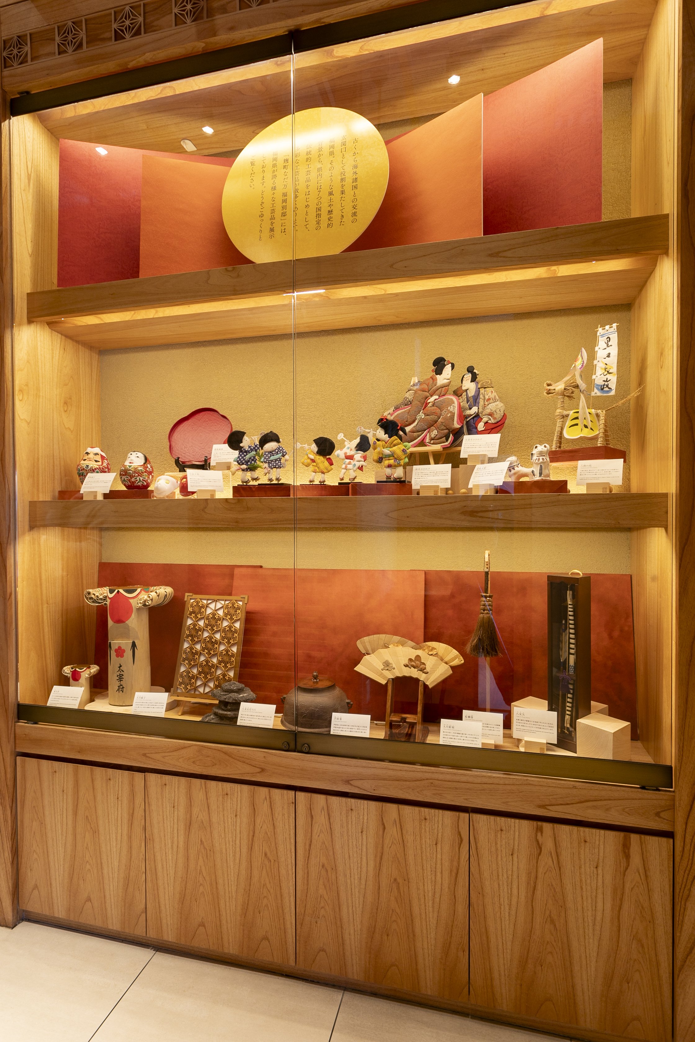 展示棚は2か所あり、小石原焼や博多織など国指定伝統的工芸品を含め20種以上を展示している