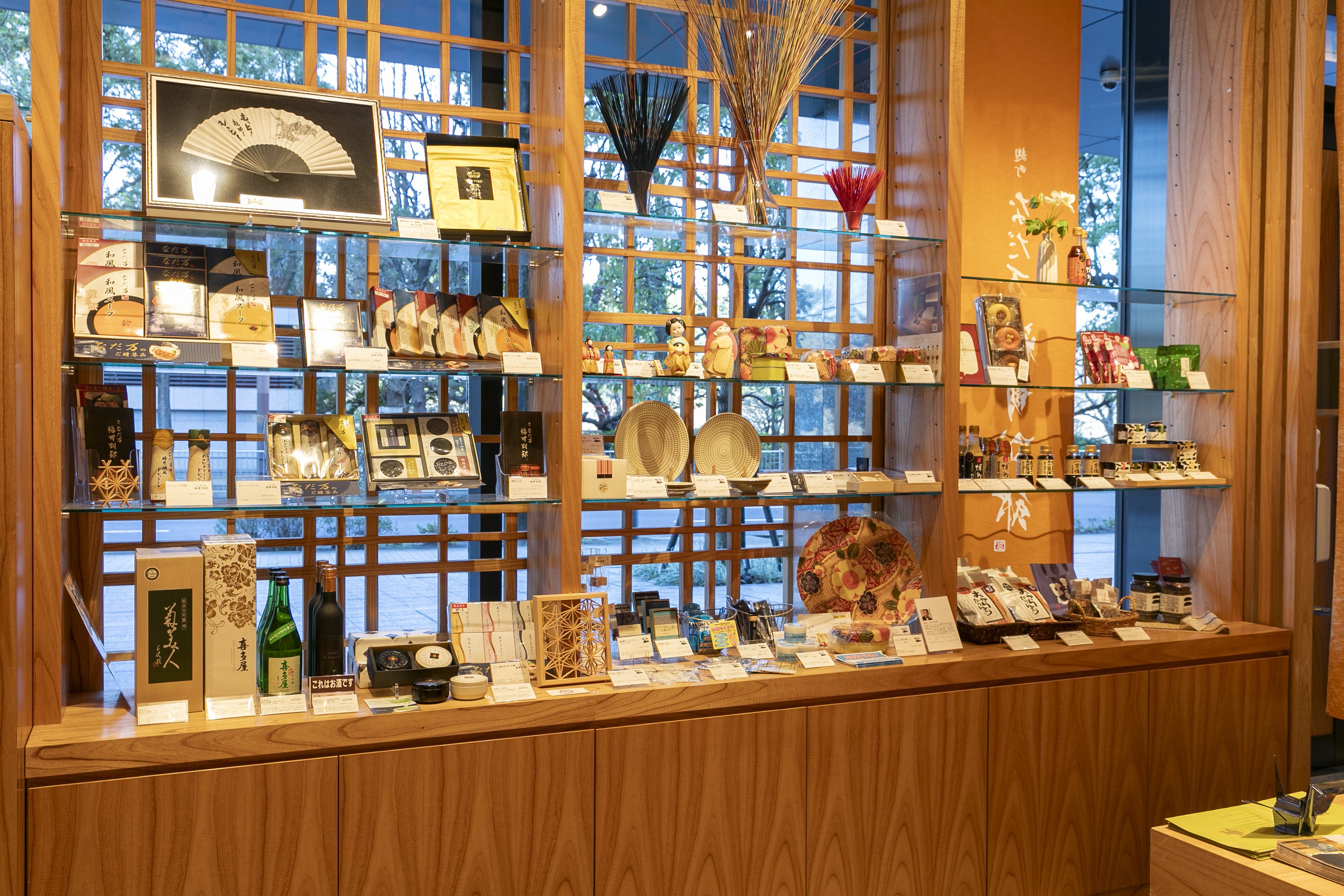 物販コーナーでは、福岡県の特産品のほか「なだ万」オリジナル商品も並ぶ