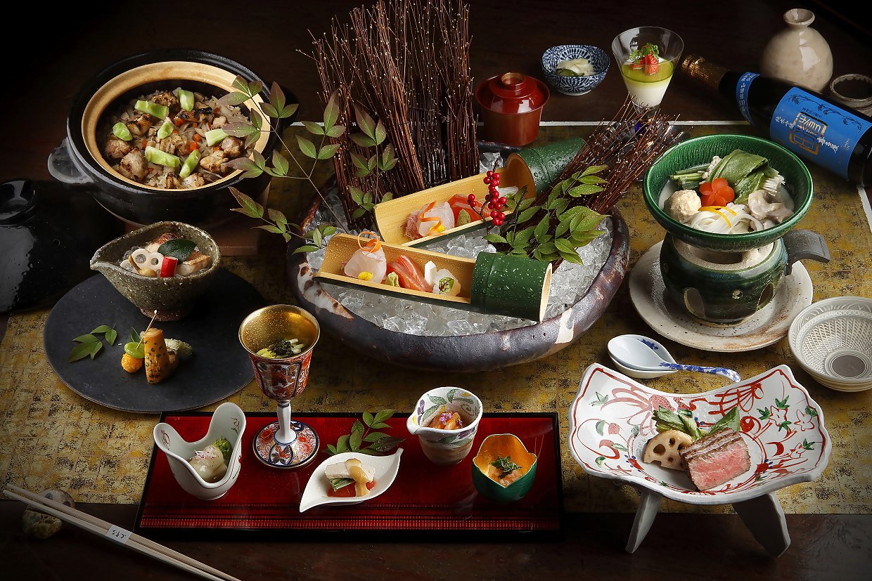 ディナーで味わえる「懐石-桐-」1万4520円。造り、焼き物、煮物など、彩りや盛り付けにもこだわる全9品を味わえる