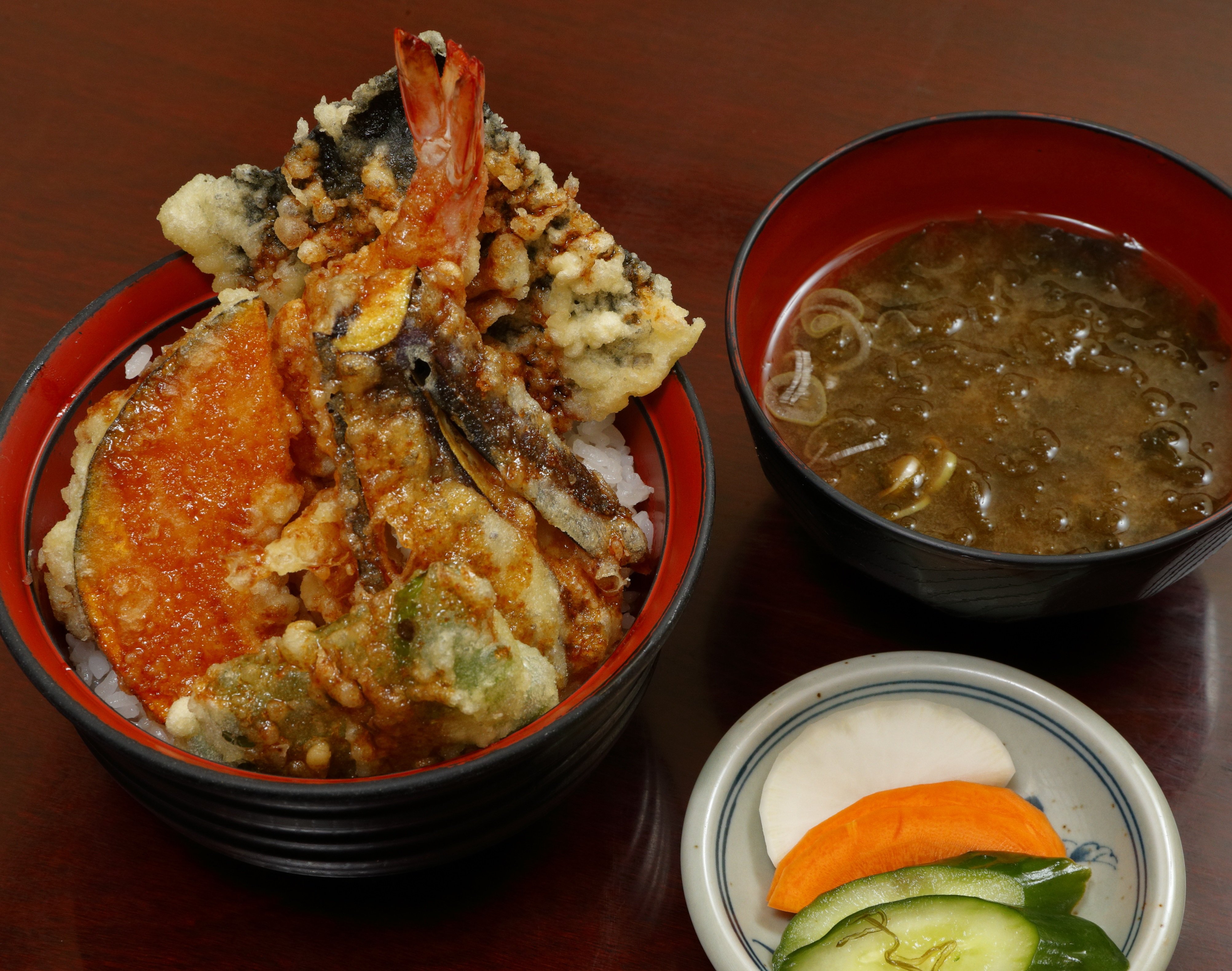 通年で人気のミニ車海老天丼（1045円）