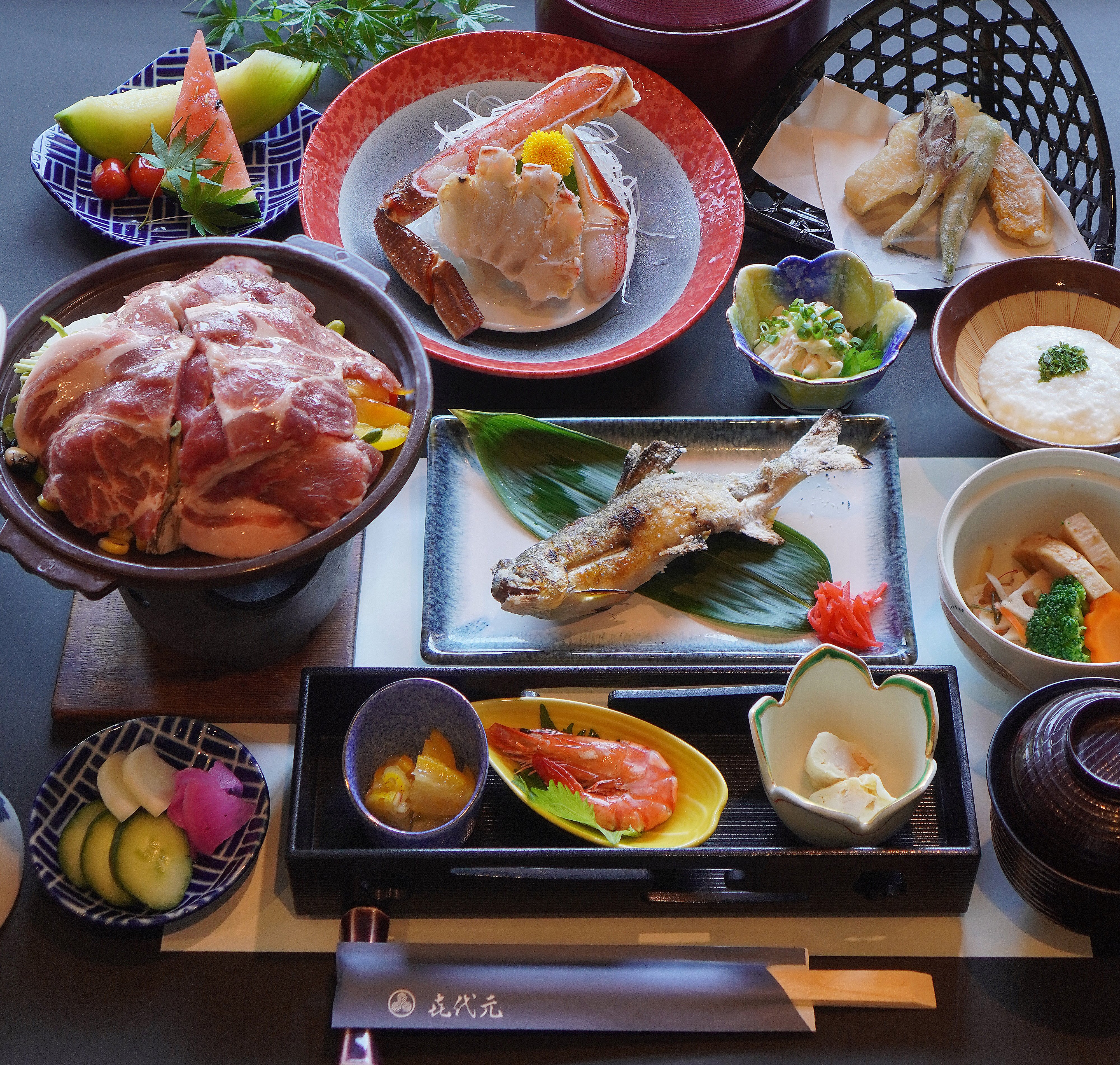 陶板焼をはじめ山川の幸尽くしの夕食（一例）