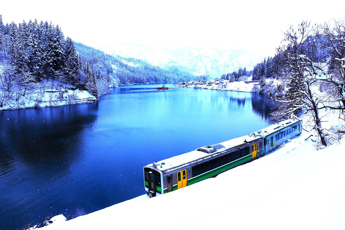 只見線冬絶景　川と列車、巨大キャベツに炭酸温泉