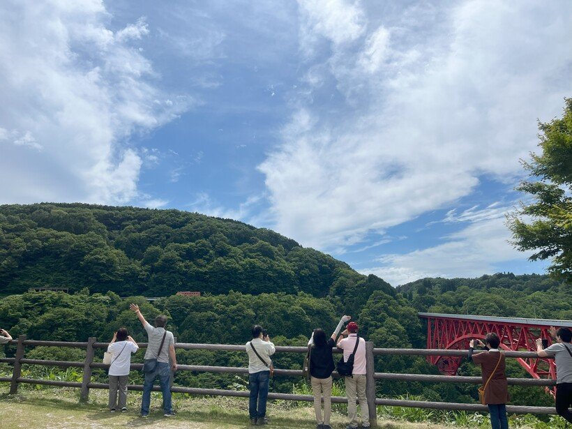 ④★道の駅おろちループ(HP用で追加）_木次線普通列車お見送り（借用）.jpg