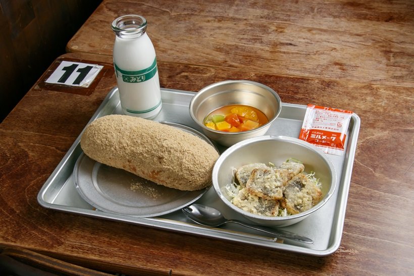 昭和期の学校給食を味わえる喫茶店「カフェ&バー ブルヴァ―ル」。あげパン、鯨の竜田揚げ、フルーツポンチ、牛乳のセットは1100円