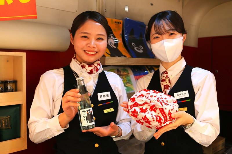くまモンが描かれた「阿蘇人サイダー」も人気