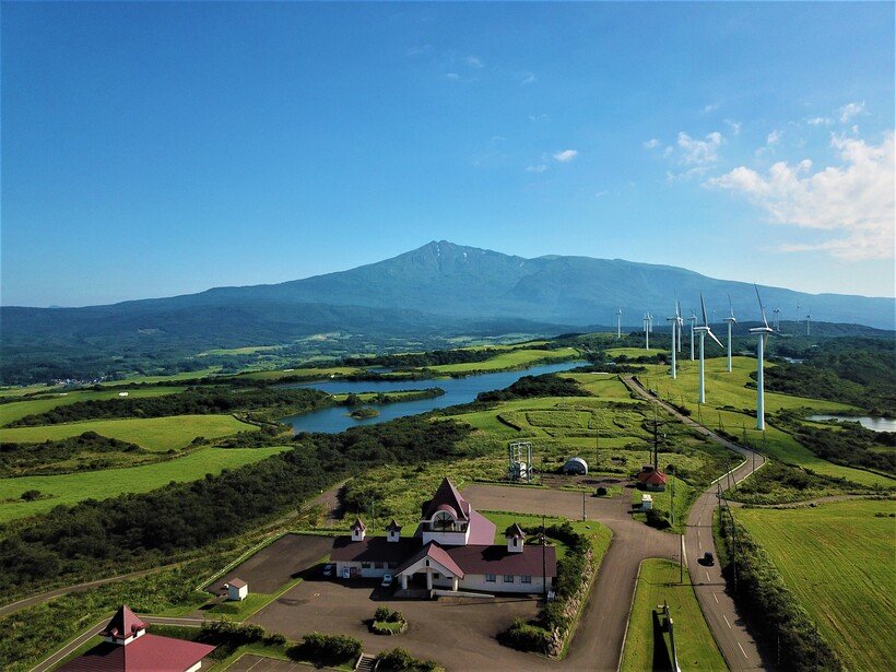 46_3　２　仁賀保高原の風景（ひばり荘や溜め池。南展望台は右端の遠景で見えない）.jpg