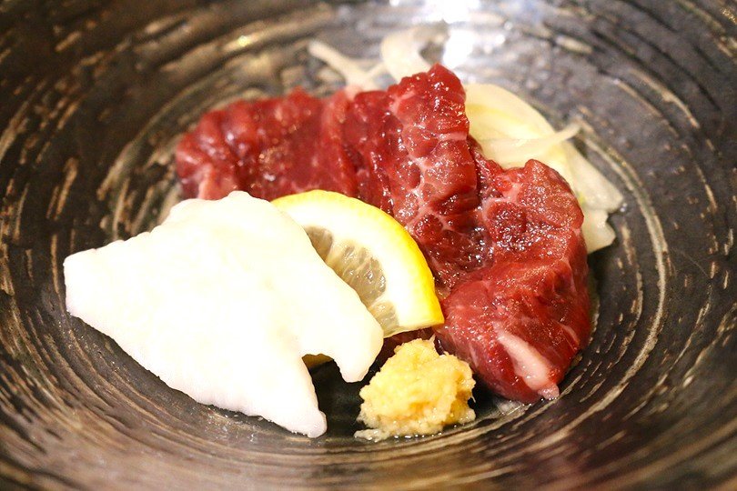 夕食は馬肉など地元の食材を生かす会席料理