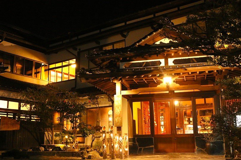 夜の雰囲気も趣深い旅館芳野