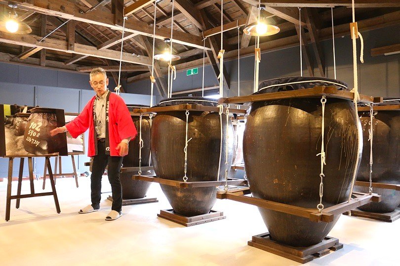 蔵の中を案内する大和一酒造元の代表・下田文仁さん