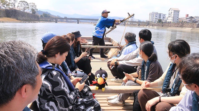 城跡を眺めながら優雅に遊覧