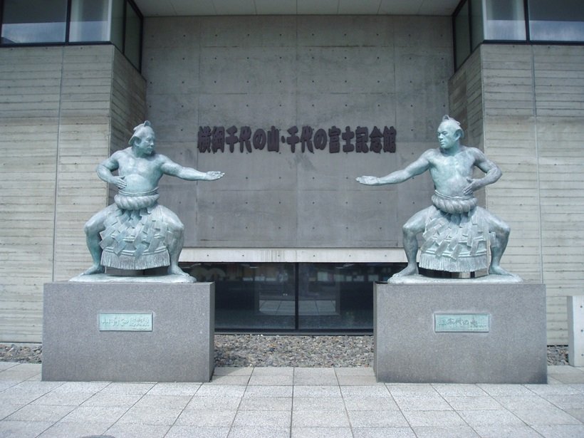 ６．横綱記念館(千代の山・千代の富士銅像).JPG