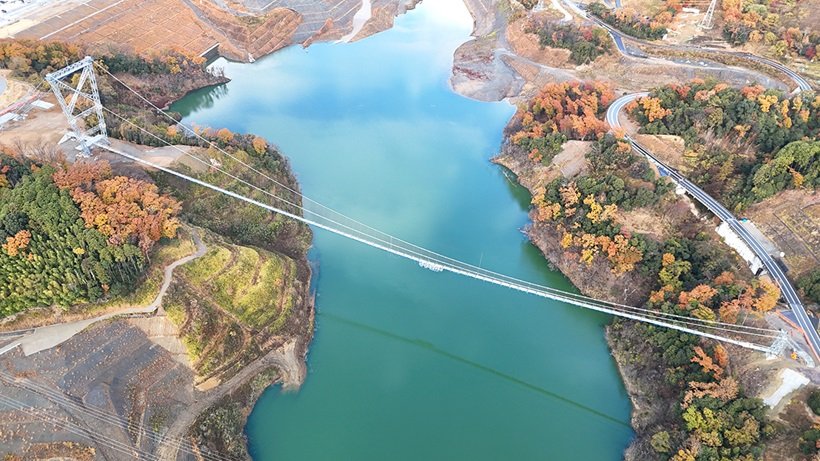 大阪・茨木のダムパークに「絶景つり橋」がオープン