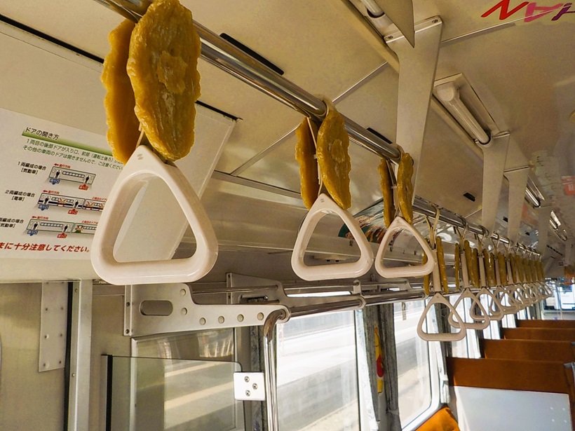 ２　新・ほしいも列車吊り革.JPG