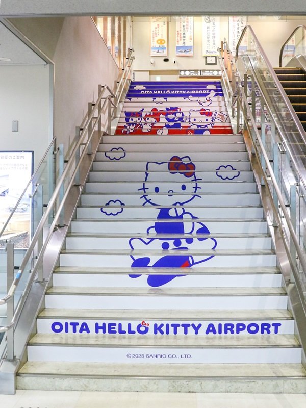 大分ハローキティ空港3.jpg