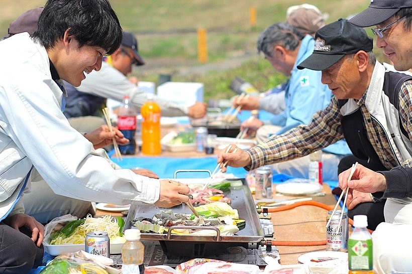 稲刈り後に出前焼肉を楽しむ様子（飯田市）