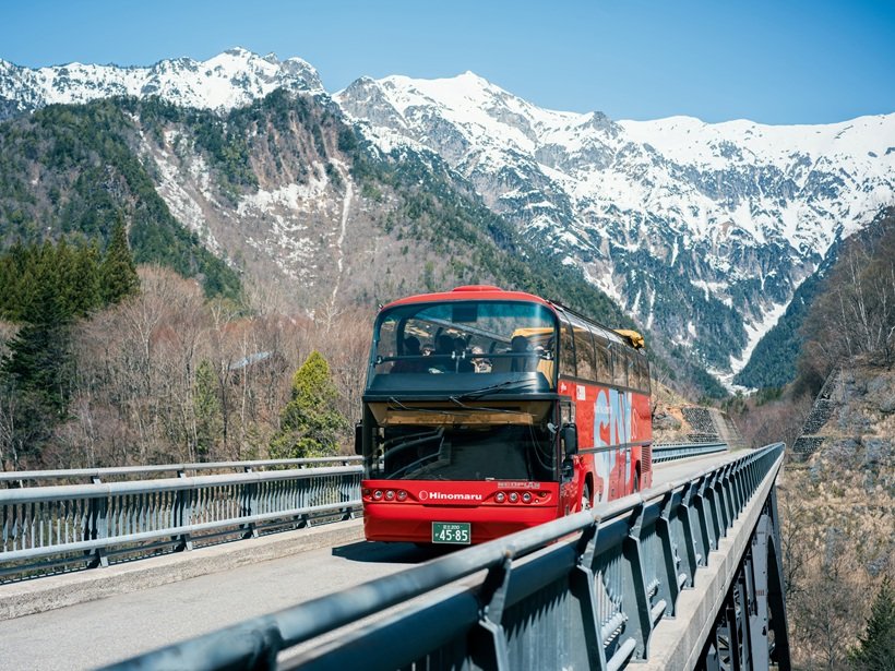 北アルプスの山並みをバスから一望🚌屋根のないバスが今夏、奥飛騨を初めて運行