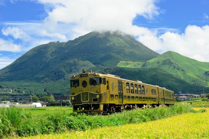 JR九州の観光列車「或る列車」が運行10周年。由布院~博多を走る“幻の列車”で極上のコース料理を味わう