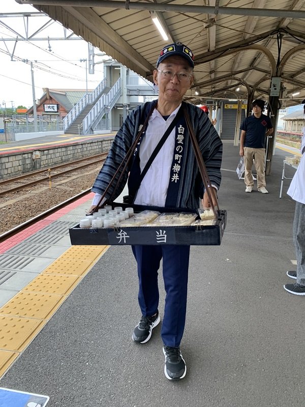 03_2024年実施　売り子さん写真.JPG