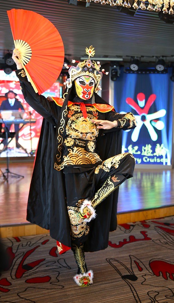 クルーによる変面ショーは大人気のイベントだ