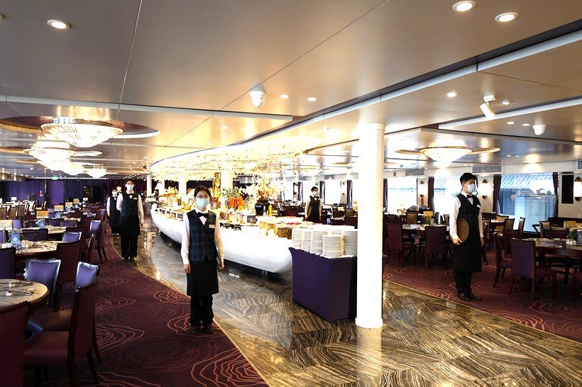 多彩な料理が並ぶダイニングレストラン