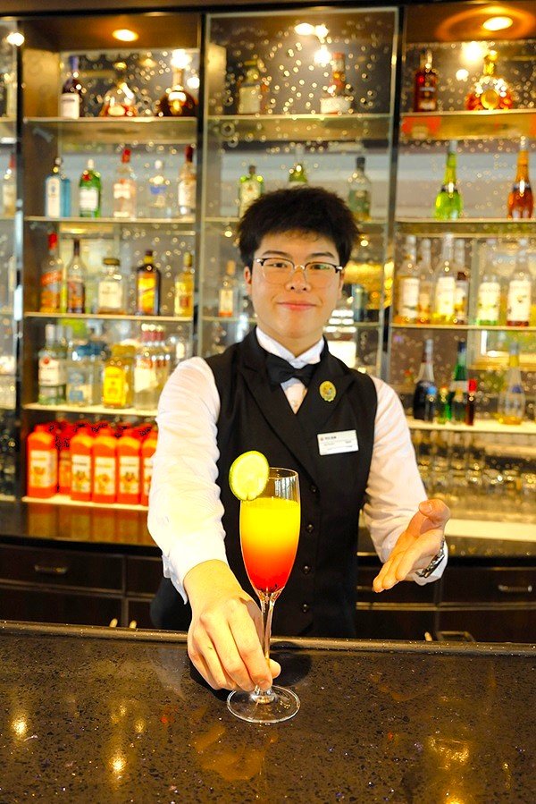 バーテンダーがカクテルでおもてなし