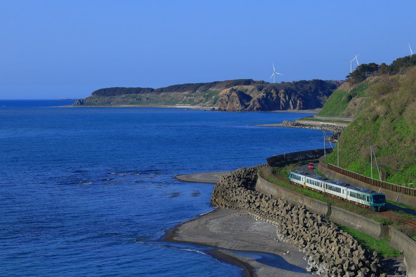 【お得きっぷで鉄旅へ】紺碧の日本海に沿って北へ 憧れの観光列車を乗り継ぐ(2)青春18きっぷ3日間 5400円お得!