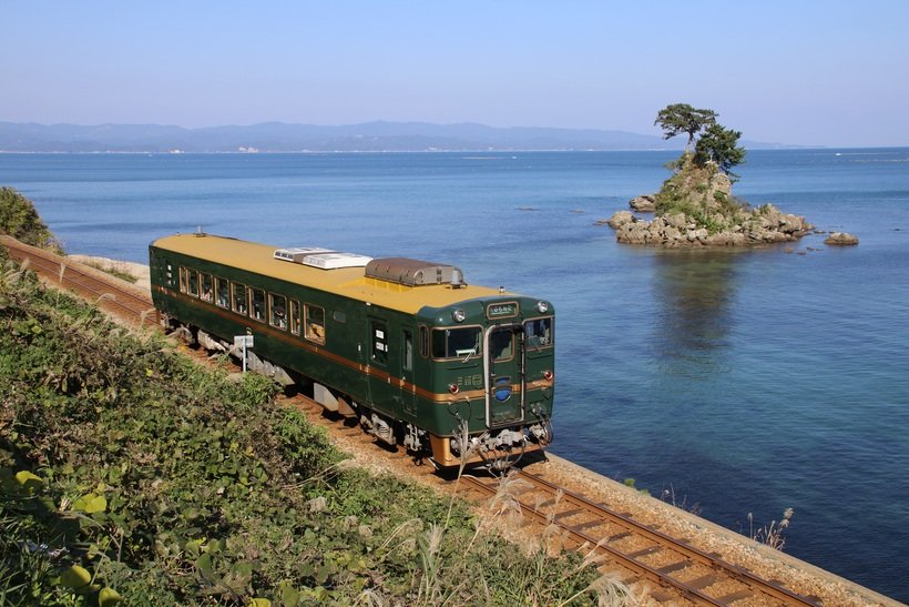 9  氷見線の雨晴海岸を走る観光列車「べるもんた」.jpg
