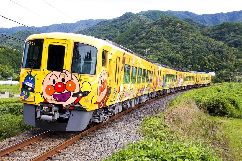 【お得きっぷで鉄旅へ】アンパンマン列車で行く「やなせたかしゆかりの地」高知やなせたかし記念館プレミアムきっぷ 高松発(8200円)なら9050円お得!